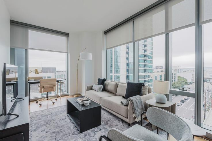 Salle de séjour élégante avec mobilier moderne dans un appartement à 399 Fremont à Rincon Hill, San Francisco Bay Area