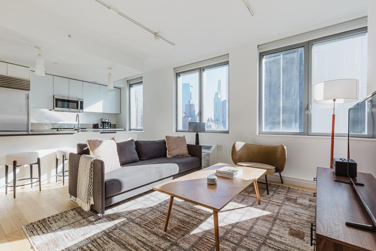 Elegant gestaltetes Wohnzimmer mit moderner Einrichtung in einer Wohnung im Forte Select At Mercedes House in Manhattan, New York Elegant gestaltetes Wohnzimmer mit moderner Einrichtung in einer Wohnung im Forte Select At Mercedes House in Manhattan, New York