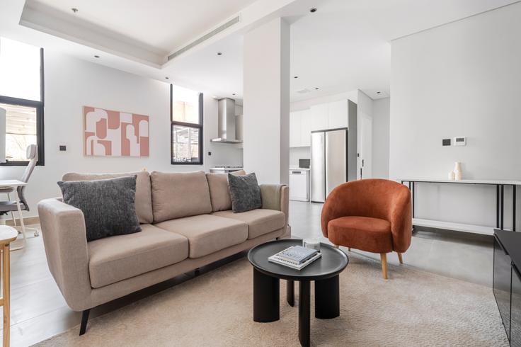 Elegante sala de estar con mobiliario moderno en un apartamento en Qamra 9-A en Riyadh, Riyadh Elegante sala de estar con mobiliario moderno en un apartamento en Qamra 9-A en Riyadh, Riyadh