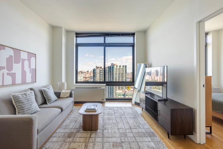 Salle de séjour élégante avec mobilier moderne dans un appartement à Avalon riverview à Queens, New York Salle de séjour élégante avec mobilier moderne dans un appartement à Avalon riverview à Queens, New York