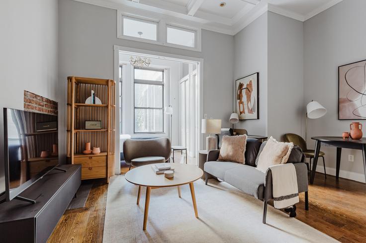 Salle de séjour élégante avec mobilier moderne dans un appartement à 7 E 75th St à Manhattan, New York Salle de séjour élégante avec mobilier moderne dans un appartement à 7 E 75th St à Manhattan, New York