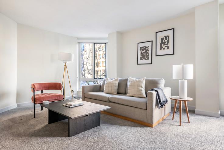 Boston, Boston에 위치한 Greenhouse Apartments 유닛의 세련된 인테리어가 돋보이는 거실 Boston, Boston에 위치한 Greenhouse Apartments 유닛의 세련된 인테리어가 돋보이는 거실