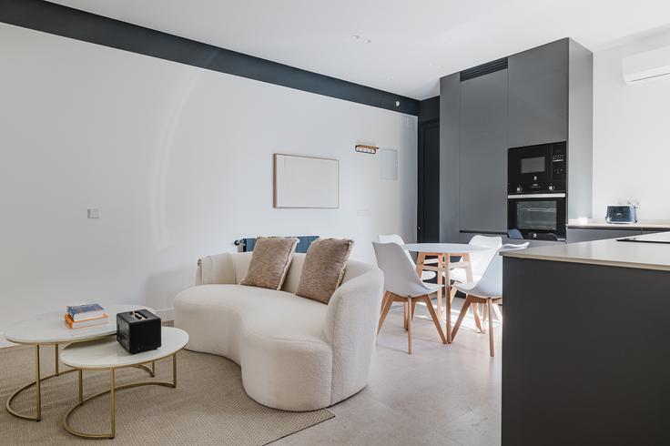 Elegant gestaltetes Wohnzimmer mit moderner Einrichtung in einer Wohnung im Hermosilla 108 in Salamanca, Madrid