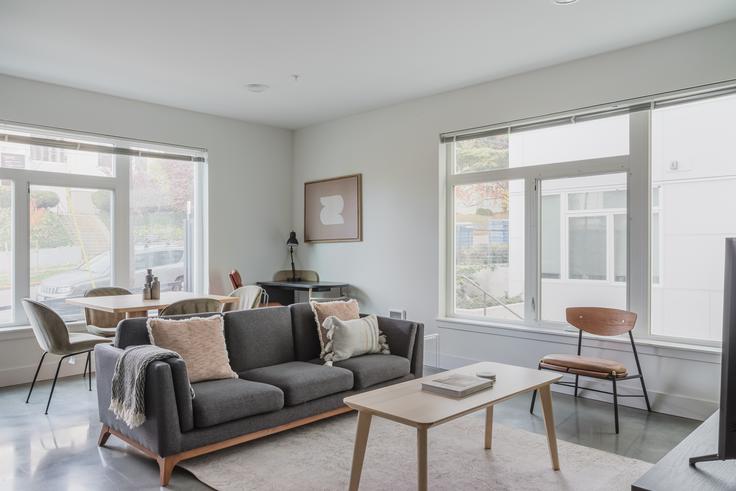 HiLite Apartments adresindeki bir dairede modern mobilyalarla zarif bir şekilde tasarlanmış oturma odası Seattle, Seattle HiLite Apartments adresindeki bir dairede modern mobilyalarla zarif bir şekilde tasarlanmış oturma odası Seattle, Seattle