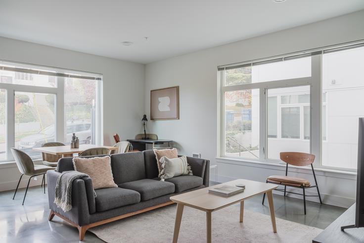 Salle de séjour élégante avec mobilier moderne dans un appartement à HiLite Apartments à First Hill, Seattle