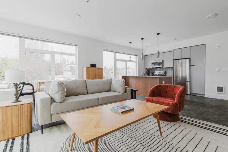 HiLite Apartments adresindeki bir dairede modern mobilyalarla zarif bir şekilde tasarlanmış oturma odası Seattle, Seattle HiLite Apartments adresindeki bir dairede modern mobilyalarla zarif bir şekilde tasarlanmış oturma odası Seattle, Seattle
