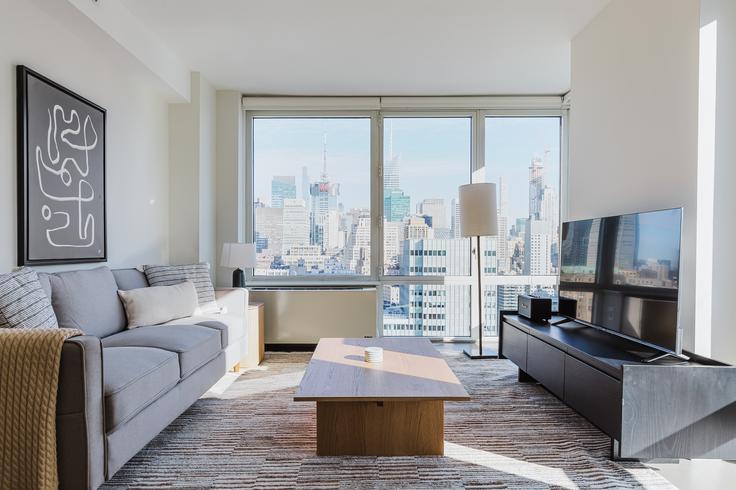 Elegant gestaltetes Wohnzimmer mit moderner Einrichtung in einer Wohnung im The Epic in Manhattan, New York Elegant gestaltetes Wohnzimmer mit moderner Einrichtung in einer Wohnung im The Epic in Manhattan, New York