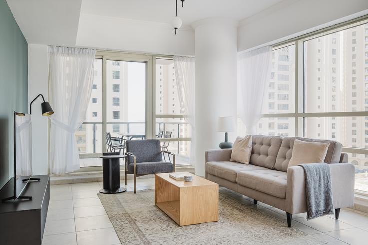 Elegante sala de estar con mobiliario moderno en un apartamento en Al sahab en Dubai Marina, Dubai Elegante sala de estar con mobiliario moderno en un apartamento en Al sahab en Dubai Marina, Dubai