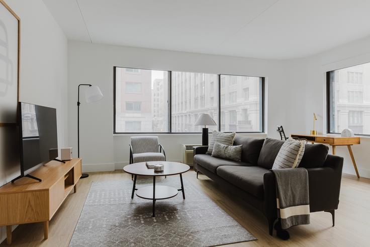 Elegant gestaltetes Wohnzimmer mit moderner Einrichtung in einer Wohnung im The Chelsea in Manhattan, New York Elegant gestaltetes Wohnzimmer mit moderner Einrichtung in einer Wohnung im The Chelsea in Manhattan, New York