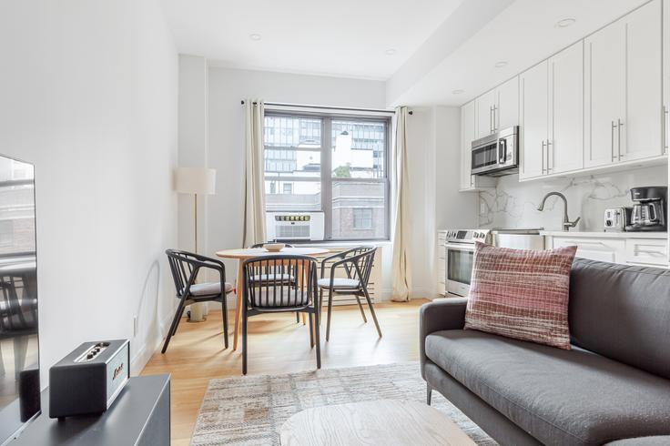Elegante sala de estar con mobiliario moderno en un apartamento en The Buchanan en Manhattan, New York Elegante sala de estar con mobiliario moderno en un apartamento en The Buchanan en Manhattan, New York