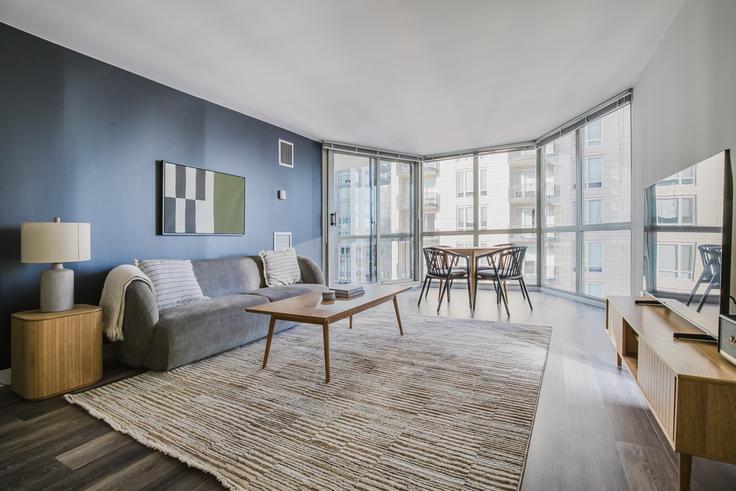 Salle de séjour élégante avec mobilier moderne dans un appartement à One East Delaware à Chicago, Chicago Salle de séjour élégante avec mobilier moderne dans un appartement à One East Delaware à Chicago, Chicago