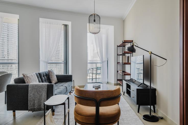Elegante sala de estar con mobiliario moderno en un apartamento en Burj vista en Downtown Dubai, Dubai Elegante sala de estar con mobiliario moderno en un apartamento en Burj vista en Downtown Dubai, Dubai