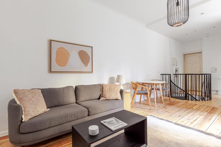 Elegante sala de estar con mobiliario moderno en un apartamento en Weichselstraße 19 en Berlin, Berlin Elegante sala de estar con mobiliario moderno en un apartamento en Weichselstraße 19 en Berlin, Berlin