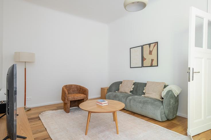 Sala de estar elegantemente projetada com móveis modernos em um apartamento no Bouchéstraße 17 em Berlin, Berlin Sala de estar elegantemente projetada com móveis modernos em um apartamento no Bouchéstraße 17 em Berlin, Berlin