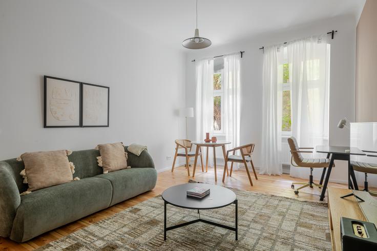 Berlin, Berlin에 위치한 Bouchéstraße 17 아파트의 세련된 인테리어가 돋보이는 거실
