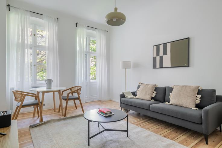 Sala de estar elegantemente projetada com móveis modernos em um apartamento no Bouchéstraße 17 em Berlin, Berlin Sala de estar elegantemente projetada com móveis modernos em um apartamento no Bouchéstraße 17 em Berlin, Berlin