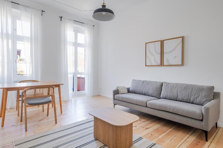 Sala de estar elegantemente projetada com móveis modernos em um apartamento no Bouchéstraße 17 em Berlin, Berlin Sala de estar elegantemente projetada com móveis modernos em um apartamento no Bouchéstraße 17 em Berlin, Berlin