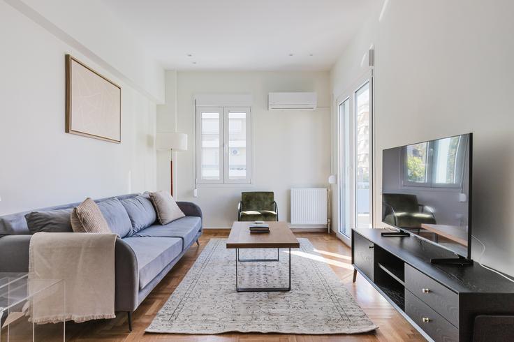 Elegante sala de estar con mobiliario moderno en un apartamento en Proteos 34 en South Athens, Athens Elegante sala de estar con mobiliario moderno en un apartamento en Proteos 34 en South Athens, Athens