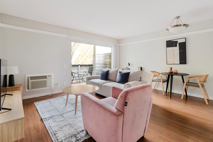 Salle de séjour élégante avec mobilier moderne dans un appartement à Madera apartments à Mountain View, Mountain View Salle de séjour élégante avec mobilier moderne dans un appartement à Madera apartments à Mountain View, Mountain View