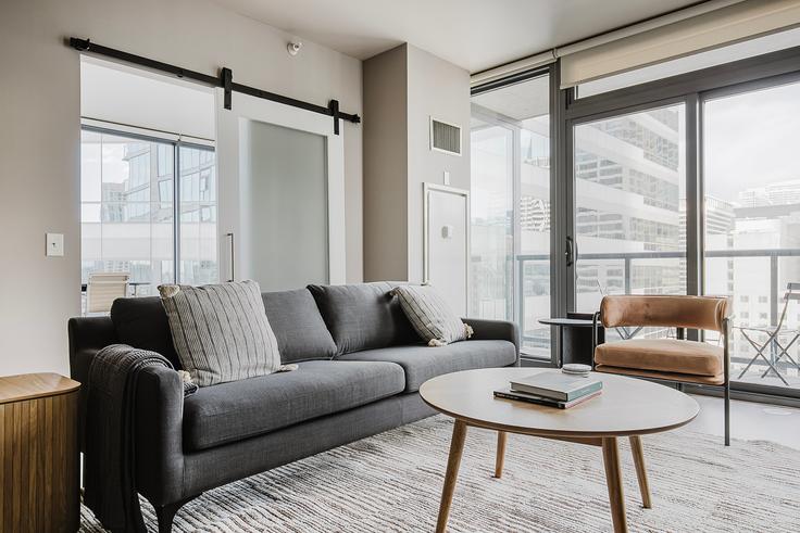 Sala de estar elegantemente projetada com móveis modernos em um apartamento no State & Grand em Chicago, Chicago