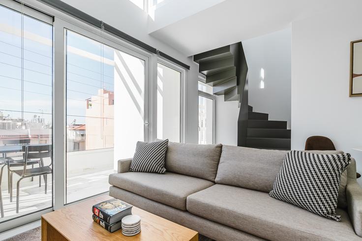 Elegante sala de estar con mobiliario moderno en un apartamento en Agriniou 17 en South Athens, Athens Elegante sala de estar con mobiliario moderno en un apartamento en Agriniou 17 en South Athens, Athens