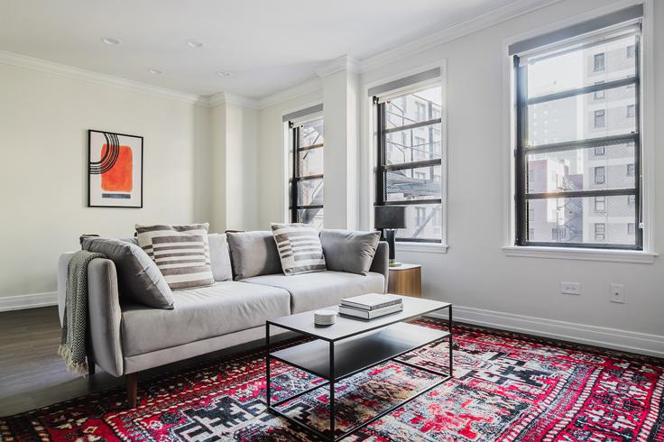 Elegant gestaltetes Wohnzimmer mit moderner Einrichtung in einer Wohnung im The Seneca in Chicago, Chicago Elegant gestaltetes Wohnzimmer mit moderner Einrichtung in einer Wohnung im The Seneca in Chicago, Chicago