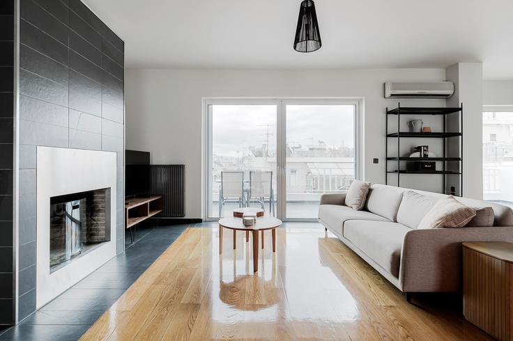 Elegant gestaltetes Wohnzimmer mit moderner Einrichtung in einer Wohnung im Ionnidon 6 in Piraeus, Athens Elegant gestaltetes Wohnzimmer mit moderner Einrichtung in einer Wohnung im Ionnidon 6 in Piraeus, Athens