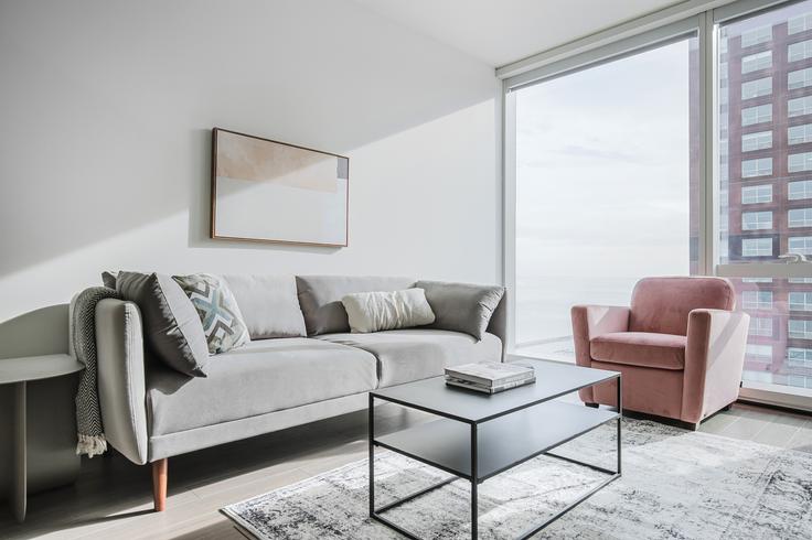 Elegant gestaltetes Wohnzimmer mit moderner Einrichtung in einer Wohnung im 500 Lake Shore in Chicago, Chicago