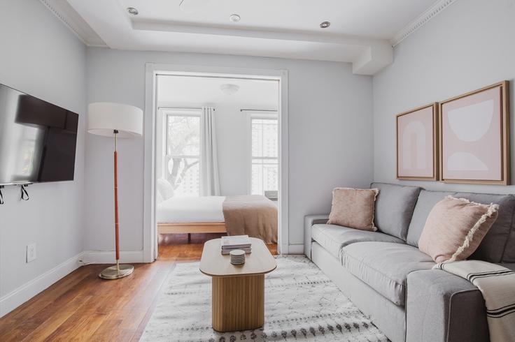 Salle de séjour élégante avec mobilier moderne dans un appartement à 437 W 53rd St à Manhattan, New York