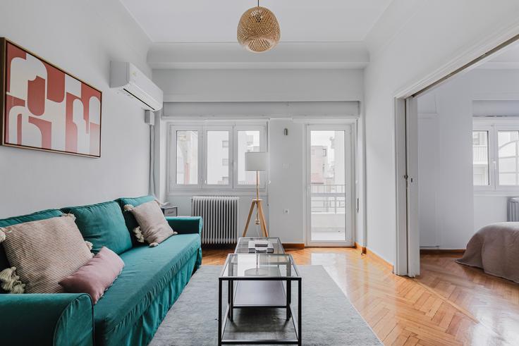 Central Athens, Athens에 위치한 Skoufa 26, Kolonaki 아파트의 세련된 인테리어가 돋보이는 거실 Central Athens, Athens에 위치한 Skoufa 26, Kolonaki 아파트의 세련된 인테리어가 돋보이는 거실