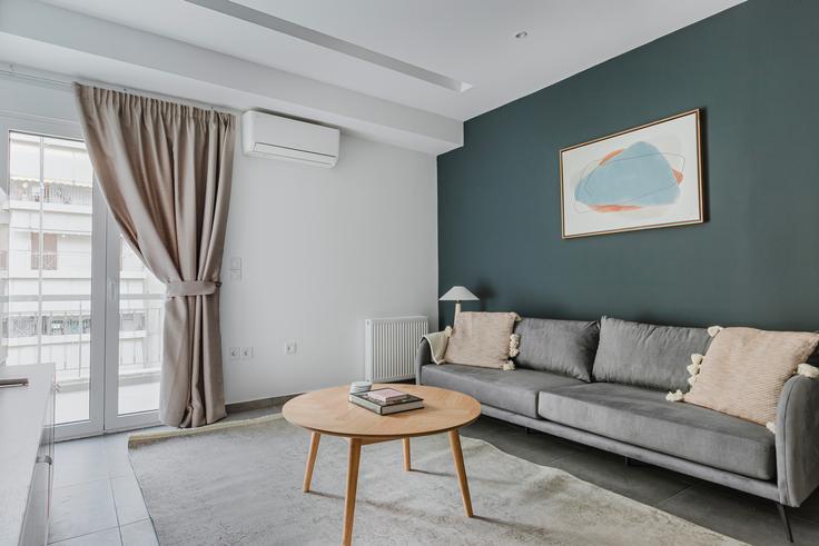 Salle de séjour élégante avec mobilier moderne dans un appartement à Odissea Androutsou 18, Athina à Central Athens, Athens Salle de séjour élégante avec mobilier moderne dans un appartement à Odissea Androutsou 18, Athina à Central Athens, Athens