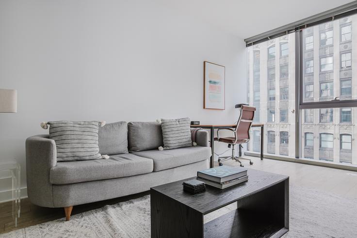 Elegante sala de estar con mobiliario moderno en un apartamento en Mila en The Loop, Chicago