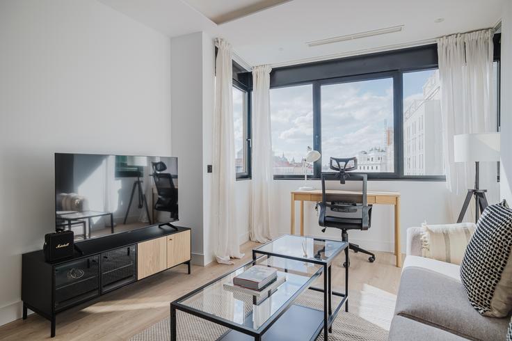 Elegante sala de estar con mobiliario moderno en un apartamento en Silva 2 en Centro, Madrid