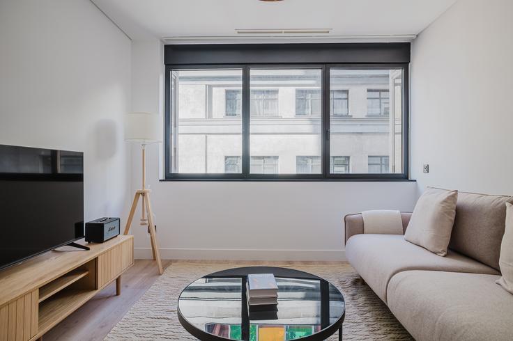 Elegante sala de estar con mobiliario moderno en un apartamento en Silva 2 en Centro, Madrid