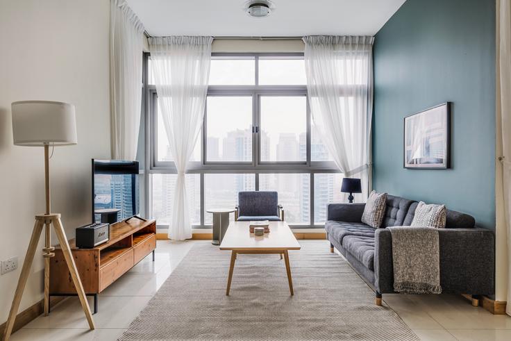 Salle de séjour élégante avec mobilier moderne dans un appartement à Iris Blue à Dubai Marina, Dubai Salle de séjour élégante avec mobilier moderne dans un appartement à Iris Blue à Dubai Marina, Dubai