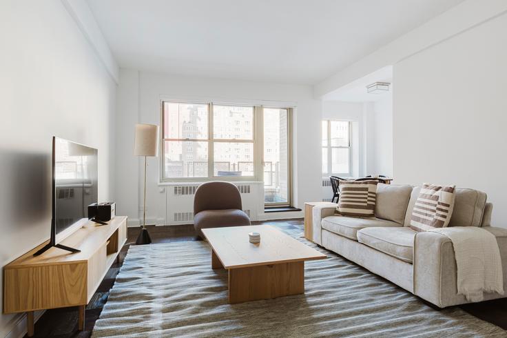 Manhattan, New York에 위치한 40 Park Avenue 아파트의 세련된 인테리어가 돋보이는 거실 Manhattan, New York에 위치한 40 Park Avenue 아파트의 세련된 인테리어가 돋보이는 거실