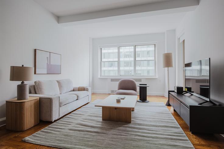New York Manhattanの300 East 57th Streetのアパートメントにある、モダンな家具を備えたエレガントなデザインのリビングルーム New York Manhattanの300 East 57th Streetのアパートメントにある、モダンな家具を備えたエレガントなデザインのリビングルーム