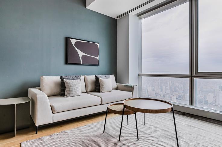 Sala de estar elegantemente projetada com móveis modernos em um apartamento no Metropol em Ataşehir, İstanbul Sala de estar elegantemente projetada com móveis modernos em um apartamento no Metropol em Ataşehir, İstanbul