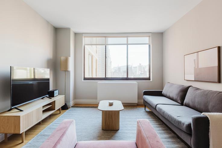 Manhattan, New York에 위치한 Windsor Court 아파트의 세련된 인테리어가 돋보이는 거실 Manhattan, New York에 위치한 Windsor Court 아파트의 세련된 인테리어가 돋보이는 거실