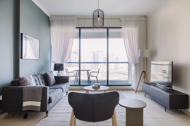 Salle de séjour élégante avec mobilier moderne dans un appartement à Jumeirah Bay X1 à JLT, Dubai Salle de séjour élégante avec mobilier moderne dans un appartement à Jumeirah Bay X1 à JLT, Dubai