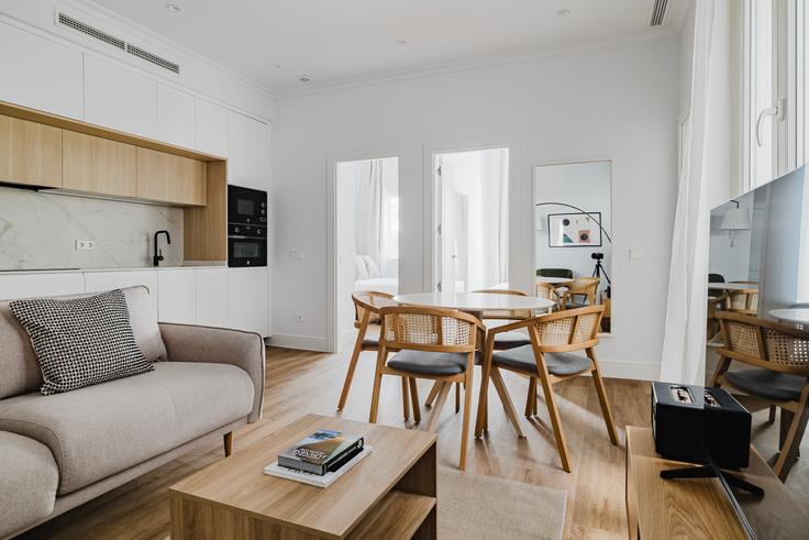 Elegante sala de estar con mobiliario moderno en un apartamento en Príncipe de Vergara 261 en Chamartín, Madrid