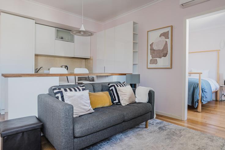 Elegante sala de estar con mobiliario moderno en un apartamento en Rodrigues Sampaio 94 en Santo António, Lisbon Elegante sala de estar con mobiliario moderno en un apartamento en Rodrigues Sampaio 94 en Santo António, Lisbon