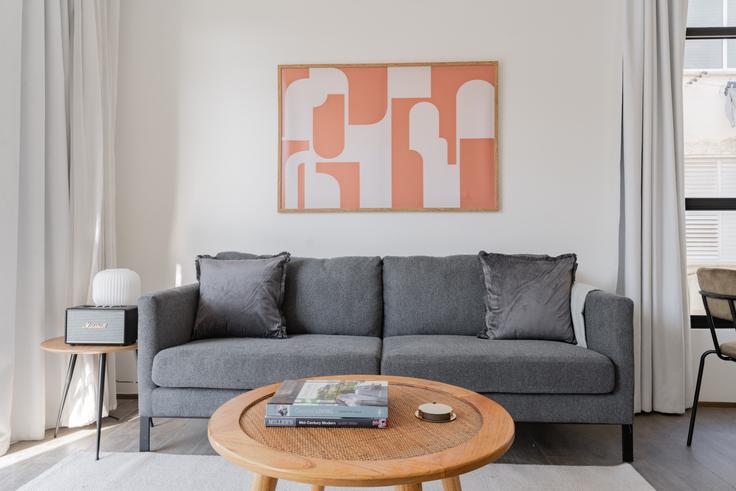 Elegante sala de estar con mobiliario moderno en un apartamento en Dizengoff 288 en Tel Aviv, Tel Aviv Elegante sala de estar con mobiliario moderno en un apartamento en Dizengoff 288 en Tel Aviv, Tel Aviv