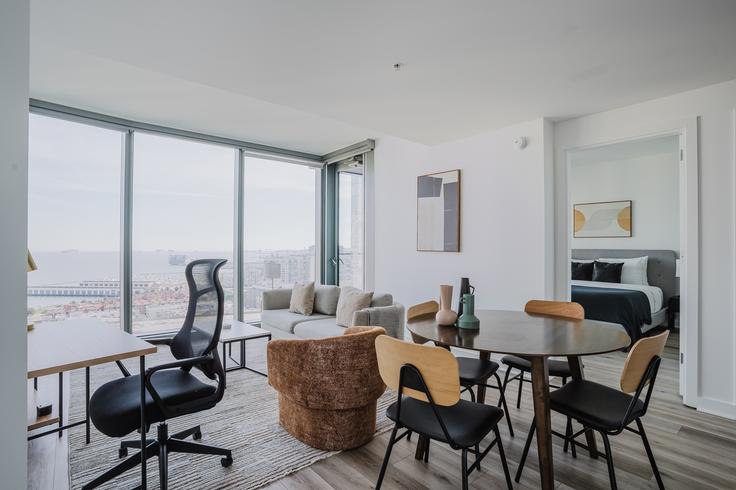 Salle de séjour élégante avec mobilier moderne dans un appartement à 399 Fremont à San Francisco, San Francisco Salle de séjour élégante avec mobilier moderne dans un appartement à 399 Fremont à San Francisco, San Francisco