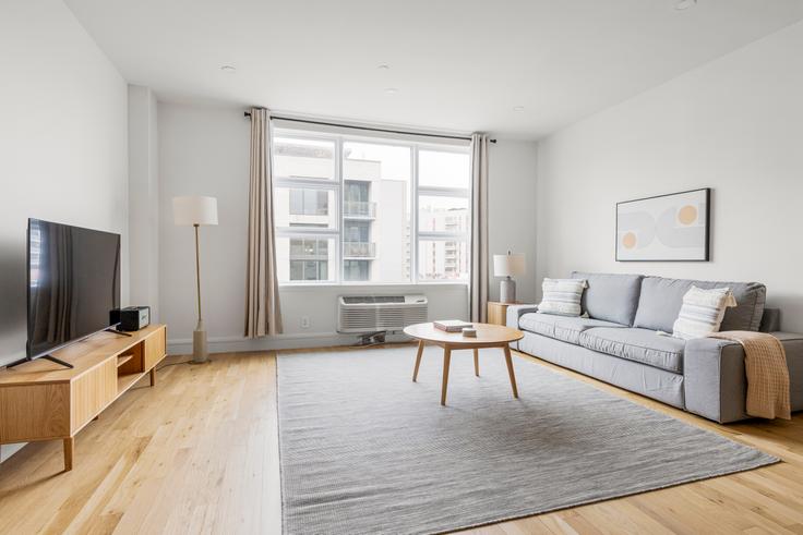 Elegante sala de estar con mobiliario moderno en un apartamento en 535 Union Avenue en Brooklyn, New York