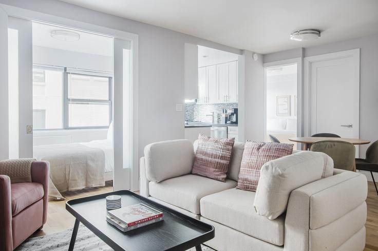 Salle de séjour élégante avec mobilier moderne dans un appartement à Embassy House à Manhattan, New York Salle de séjour élégante avec mobilier moderne dans un appartement à Embassy House à Manhattan, New York