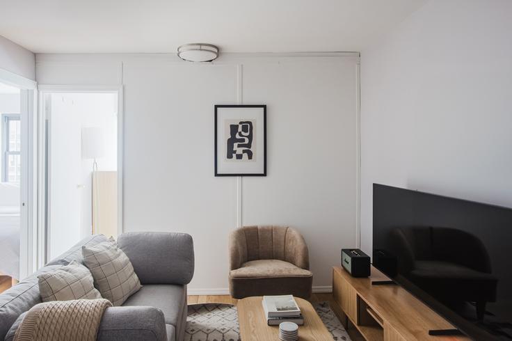 Manhattan, New York에 위치한 Embassy House 아파트의 세련된 인테리어가 돋보이는 거실 Manhattan, New York에 위치한 Embassy House 아파트의 세련된 인테리어가 돋보이는 거실