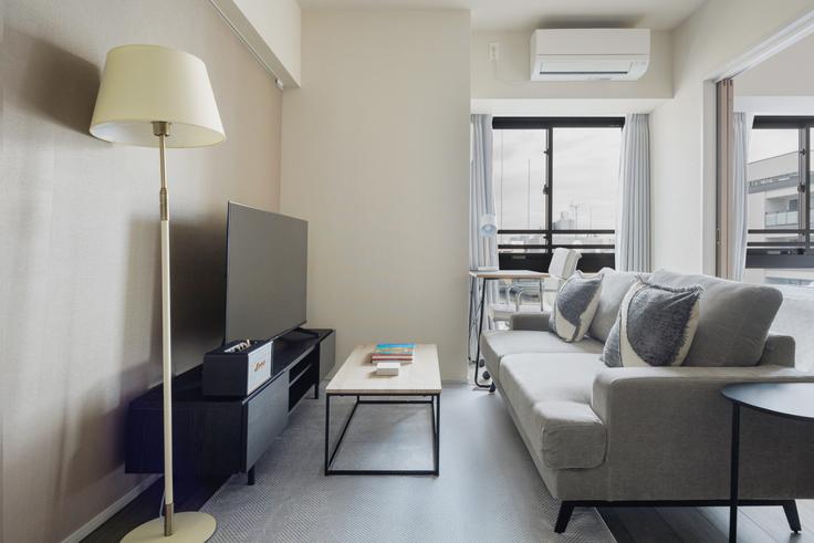 Sala de estar elegantemente projetada com móveis modernos em um apartamento no The Parkhabio Ningyocho Residence em Chuo City, Tokyo