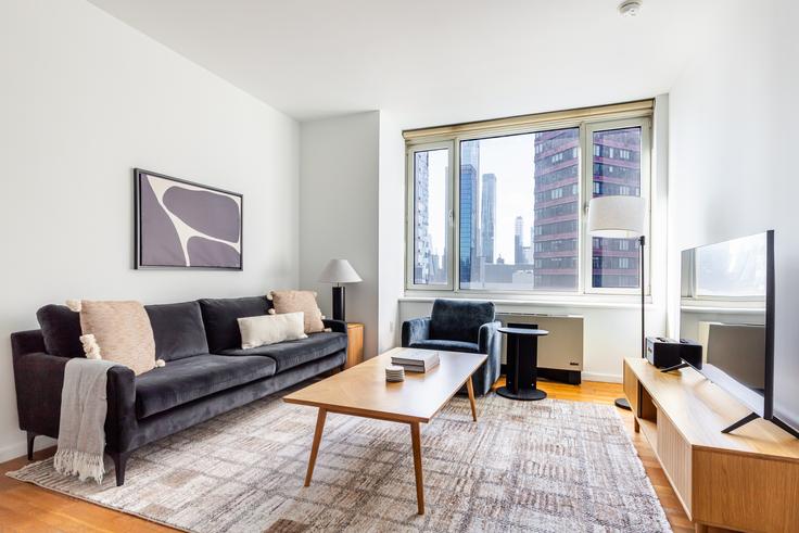 Manhattan, New York에 위치한 Atelier 아파트의 세련된 인테리어가 돋보이는 거실 Manhattan, New York에 위치한 Atelier 아파트의 세련된 인테리어가 돋보이는 거실