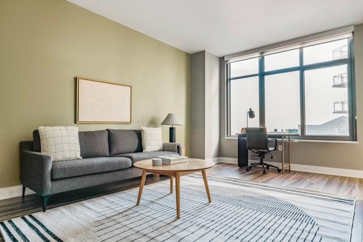 Elegant gestaltetes Wohnzimmer mit moderner Einrichtung in einer Wohnung im Gallery bethesda in Bethesda, Bethesda Elegant gestaltetes Wohnzimmer mit moderner Einrichtung in einer Wohnung im Gallery bethesda in Bethesda, Bethesda